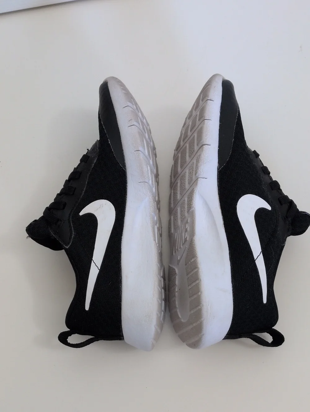 Nike Tanjun EasyOn Sneaker - Black & White - 12.5 C